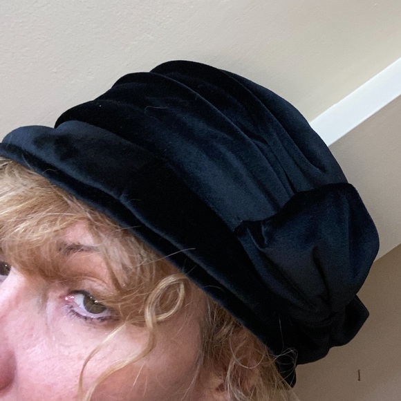 Headslip black hat with bow - Picture 11 of 15